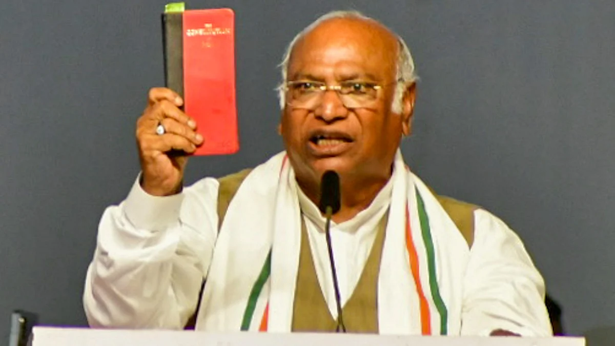 Mallikarjun Kharge during a public meeting of INDIA bloc in Mumbai on 17 May (photo: PTI)