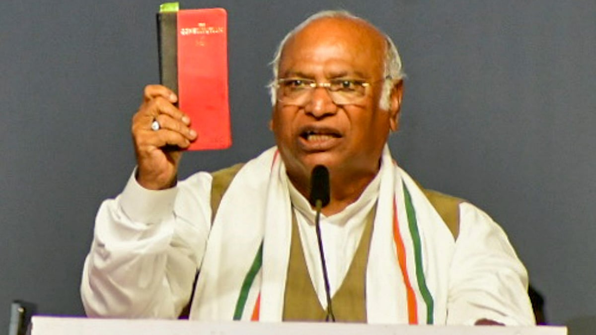 Mallikarjun Kharge during a public meeting of INDIA bloc in Mumbai on 17 May (photo: PTI)
