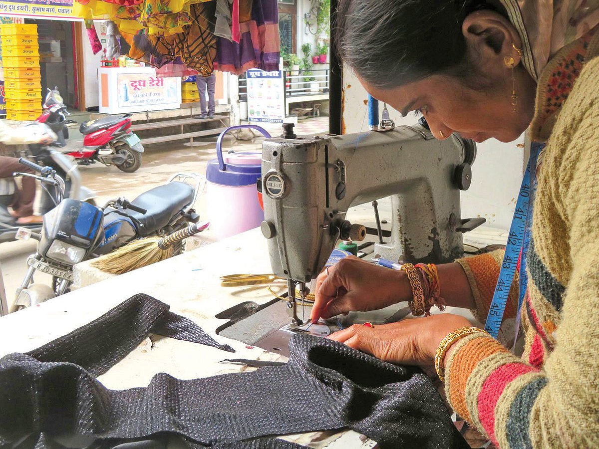 Sharada and her Singer sewing machine (photo: Priti David/PARI)