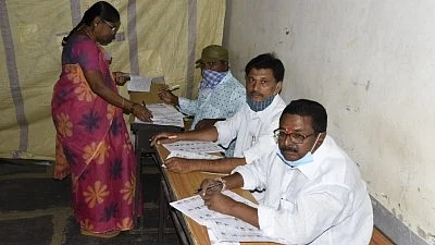 According to officials, 100 to 200 voters were waiting at about 3,500 polling stations (photo: IANS)
