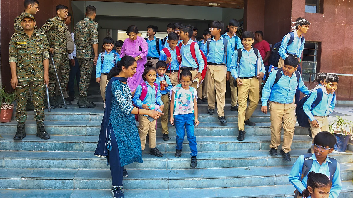 Students being evacuated from Jaipuria school after receiving bomb threat in Jaipur on 13 May (photo: PTI)