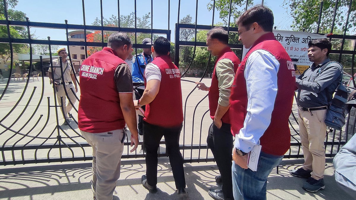 Crime Branch team reach in Sanskriti School at Chanakyapuri (photo: Vipin/National Herald)