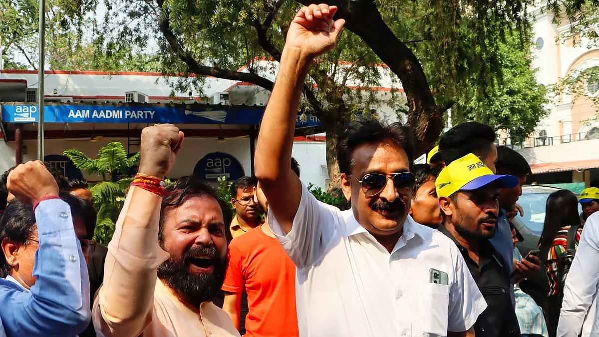 AAP workers celebrate outside the party office in Delhi (photo: Vipin/National Herald)