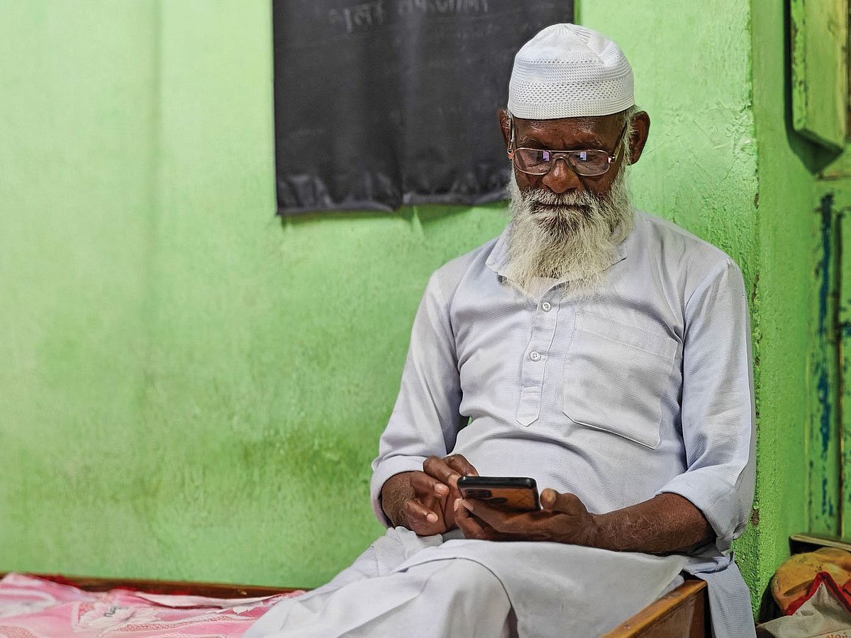 Hussain Shikalgar of Vardhangad, tailor and former sarpanch (photo: Parth M.N./PARI) 