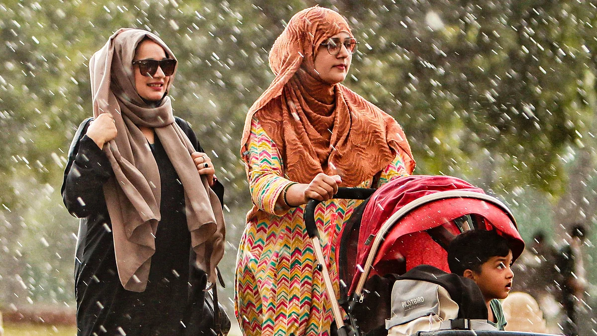 Delhiites soak it in (photo: PTI) 