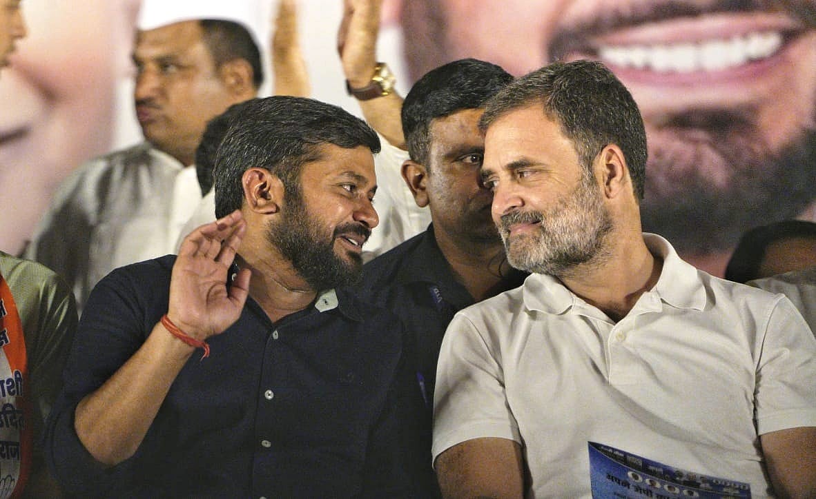 Congress leaders Kanhaiya Kumar (left) and Rahul Gandhi share their amusement at a press conference on 18 may 2024 (photo: Vipin/National Herald)