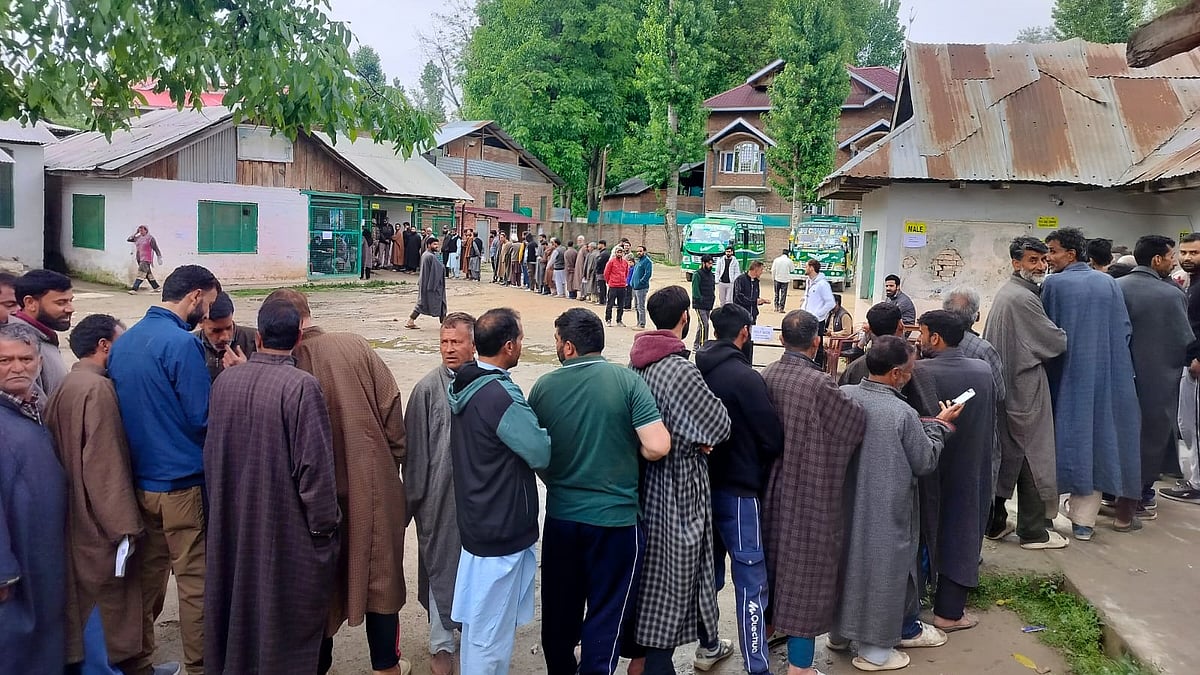 Early morning queues to vote in Srinagar, Jammu and Kashmir (photo: @ceo_UTJK/X)