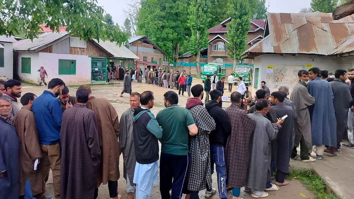 Early morning queues to vote in Srinagar, Jammu and Kashmir (photo: @ceo_UTJK/X)