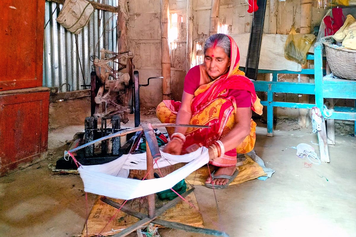 Basana Debnath divides her time between household chores and helping husband Roopchand (photos: Deep Roy & Rajdeep Bhowmik/PARI)