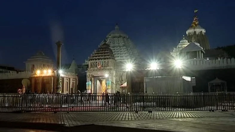 Devotees at Lord Jagannath temple in Puri (photo: @NabinaSahu1/X)