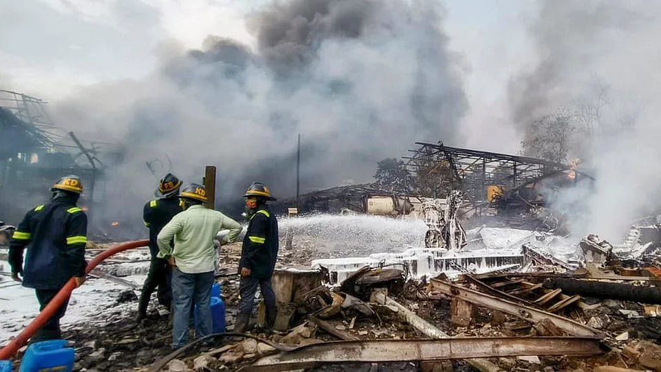 Firefighters at the chemicals factory in Dombivli on 23 May (photo: PTI) 