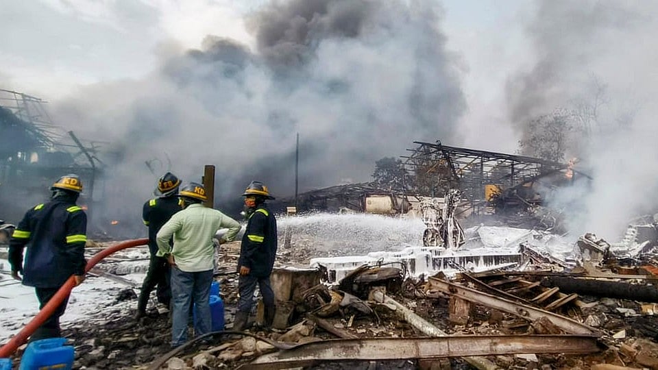 Firefighters at the chemicals factory in Dombivli on 23 May (photo: PTI) 