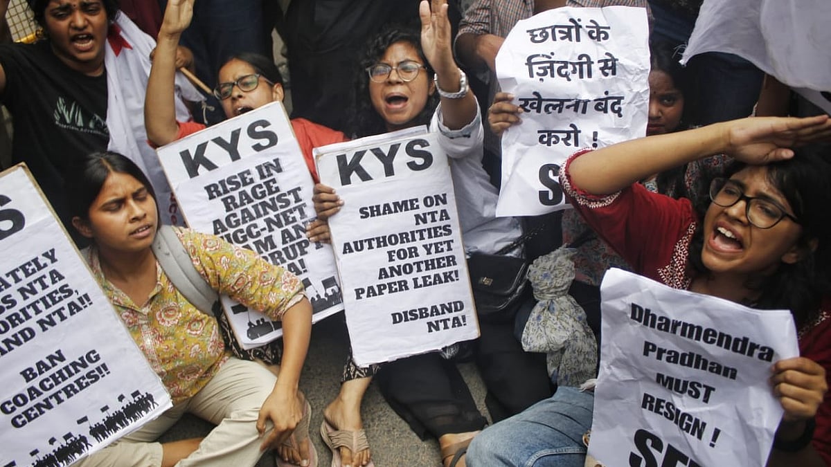 Students protest irregularities in NEET and UGC-NET outside Shastri Bhavan, New Delhi (photo: Vipin/NH)