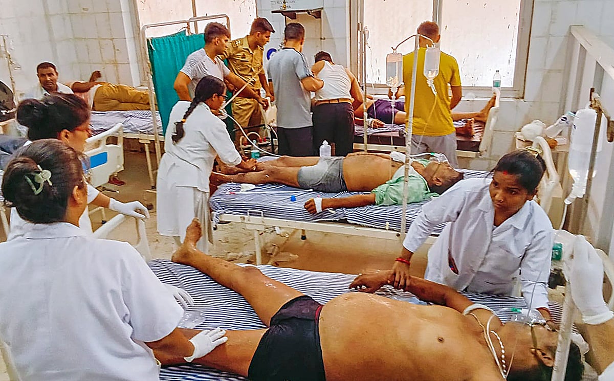 Suspected heatstroke-affected poll personnel under treatment (photo: PTI)