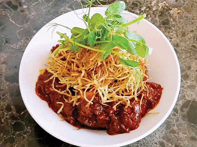Jardaloo salli boti, meat with apricots and potato straws