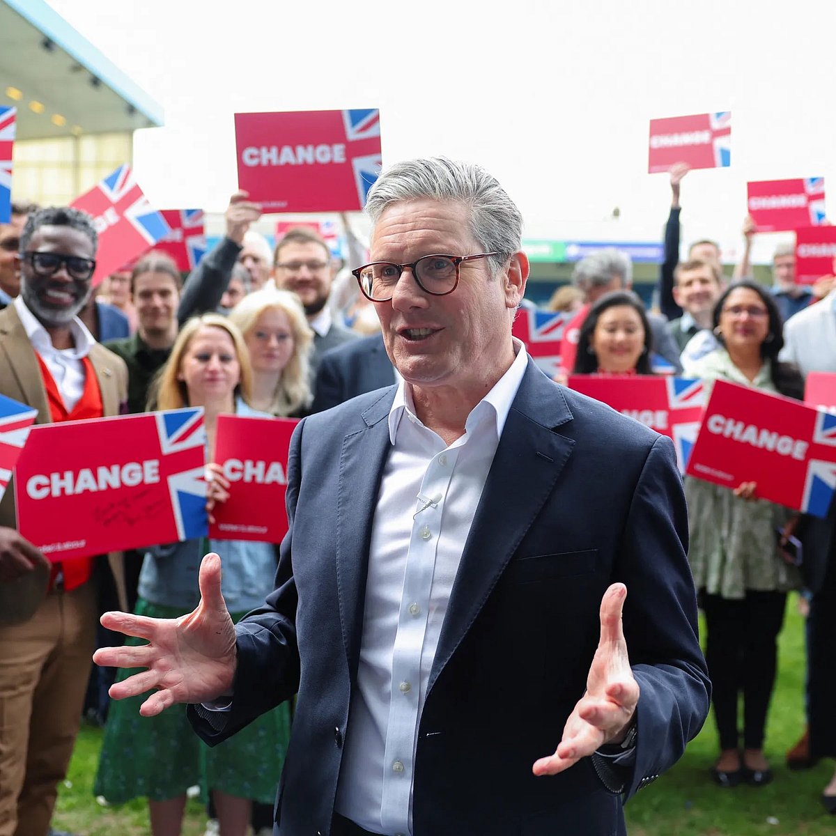 Sir Keir Starmer in a multicultural photo op preaches 'Change', but a lot of Brits doubt how inclusive he can actually be (photo: @KareemRifai/X)