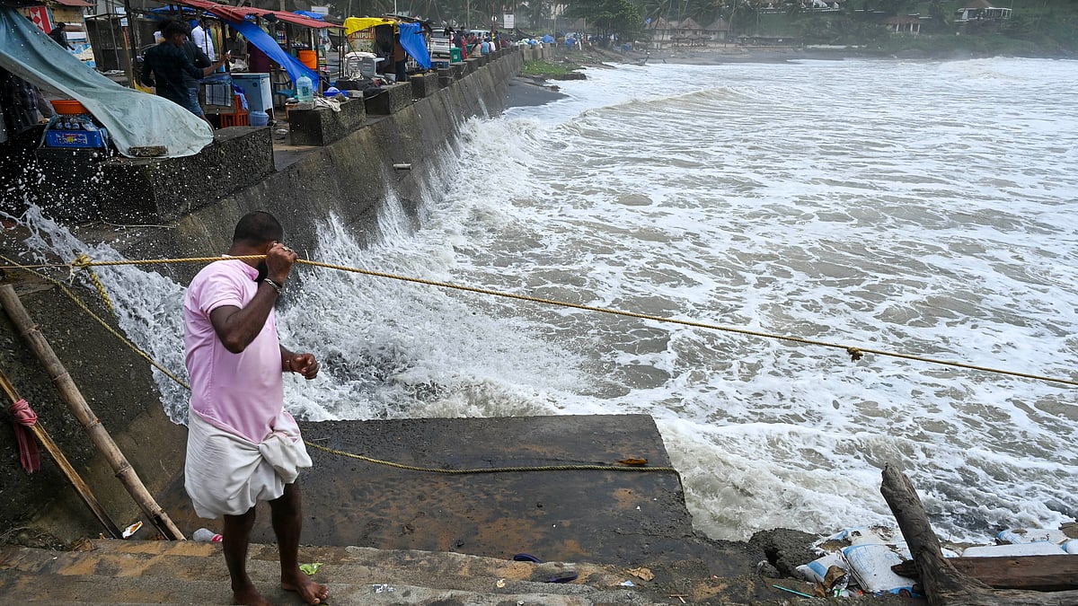 Sea waves crash against the shore in Thiruvananthapuram on 30 May (photo: PTI)