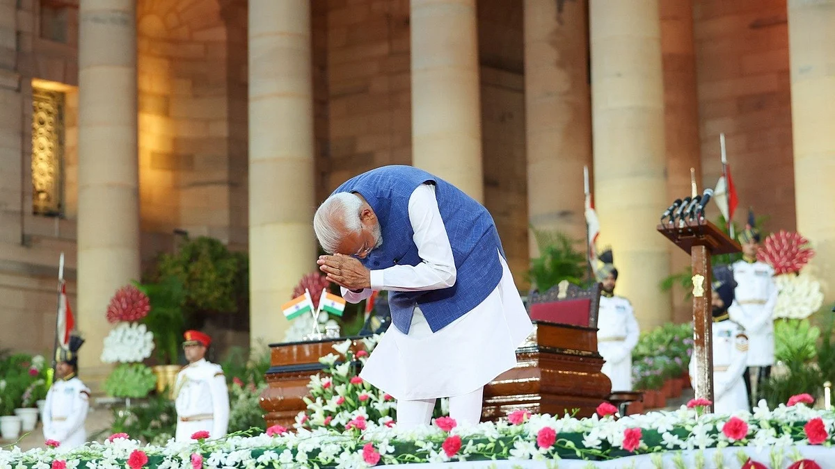Narendra Modi bows during his swearing-in ceremony at Rashtrapati Bhavan (photo: @narendramodi/X)
