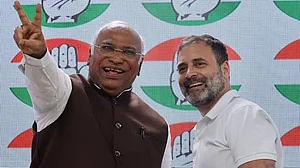 Mallikarjun Kharge with Rahul Gandhi (photo: @PolitiX_OG/X)