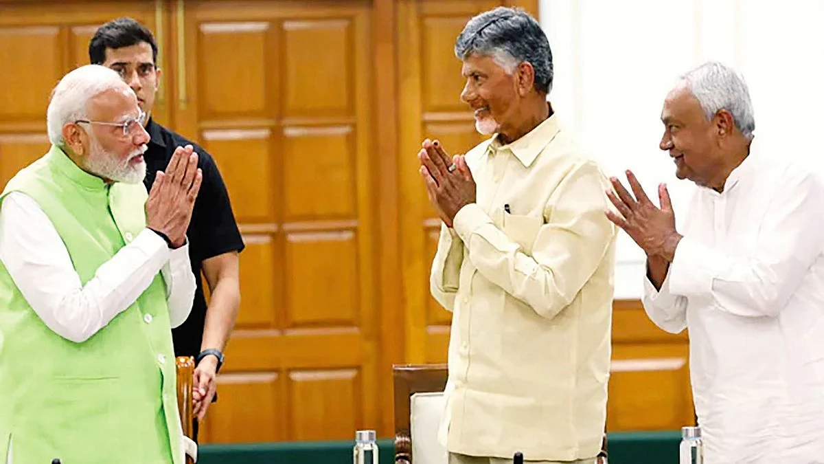 Chandrababu Naidu and Nitish Kumar with Narendra Modi at an NDA meeting on 5 June