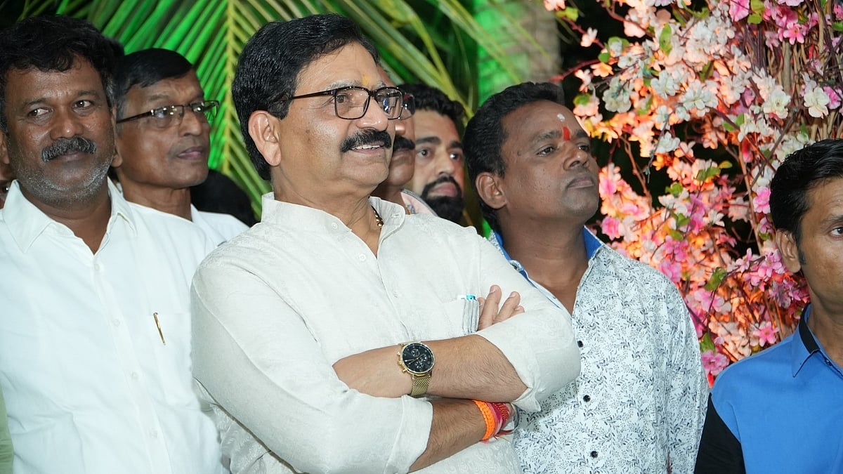 Ravindra Waikar with party supporters (photo: @RavindraWaikar/X)