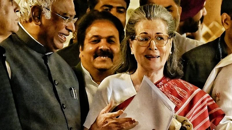 Mallikarjun Kharge and Sonia Gandhi at the CWC meeting (photo: Vipin/NH)