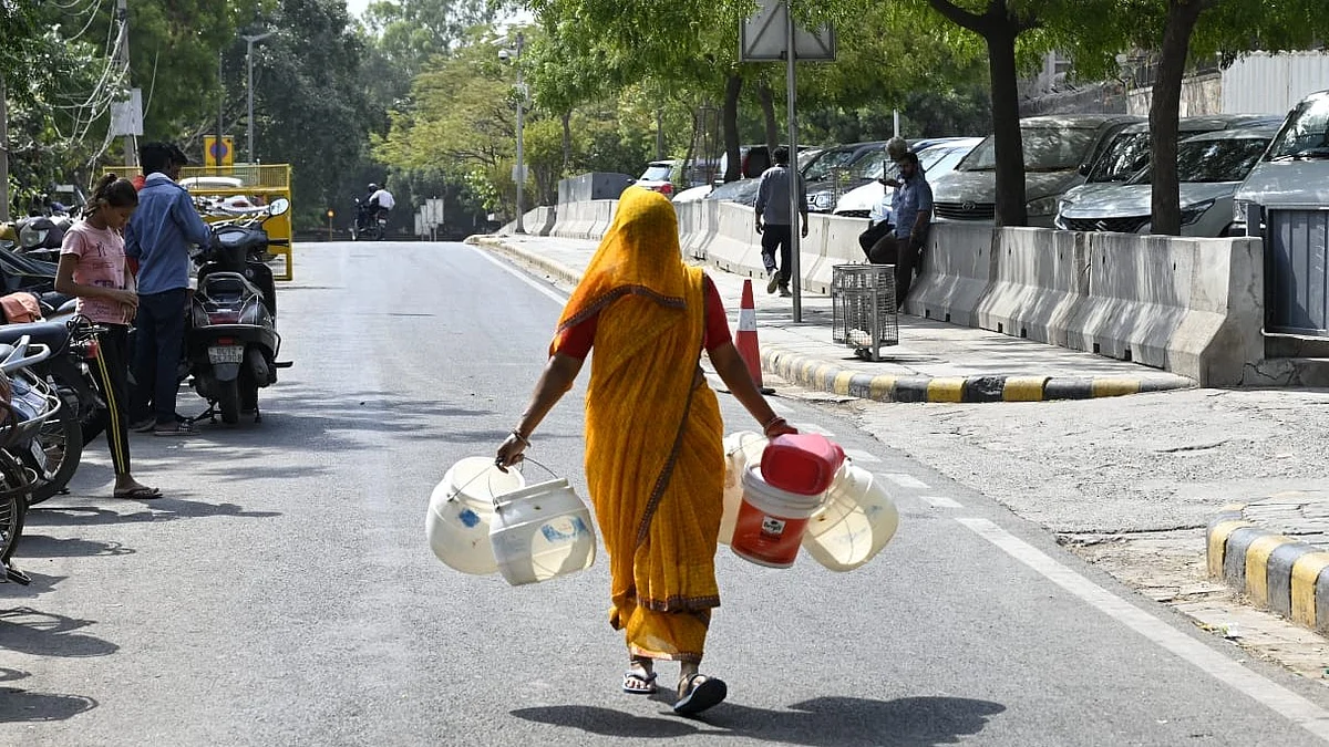A woman's quest for water amid scorching heat in Delhi (Photo: Vipin/ NH)