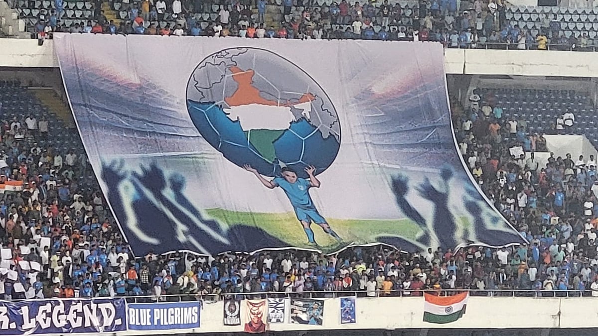 Tifo in Kolkata shows Sunil Chhetri as Atlas holding up India (photo: Gautam Bhattacharyya) 