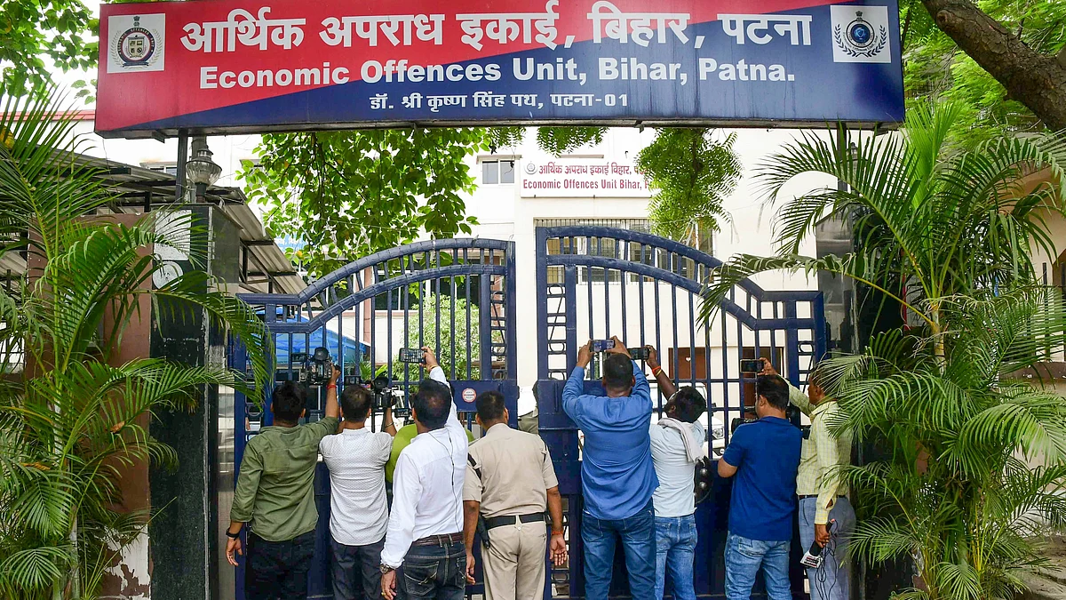 Journalists outside EOU office in Patna on 24 June (photo: PTI)
