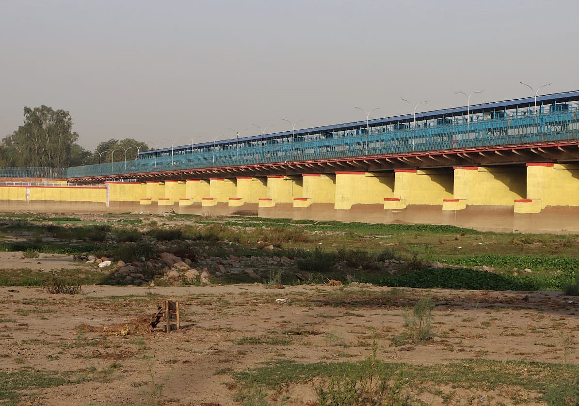 The dried up Yamuna riverbed in Delhi's Kalindi Kunj (photo: Vipin/NH)