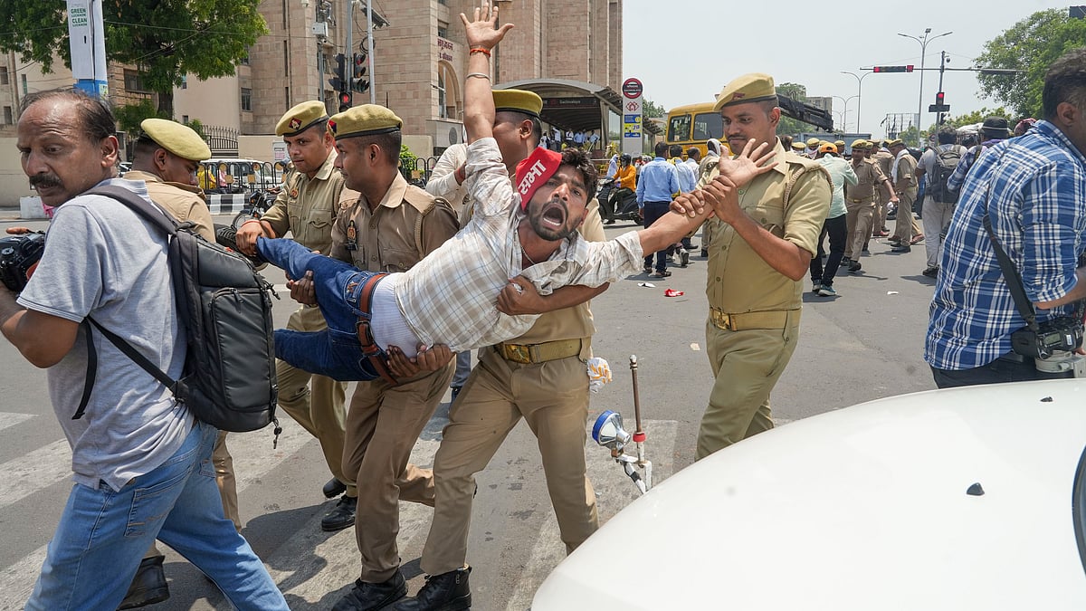 Police detain SP worker in Lucknow on 21 June (photo: PTI)