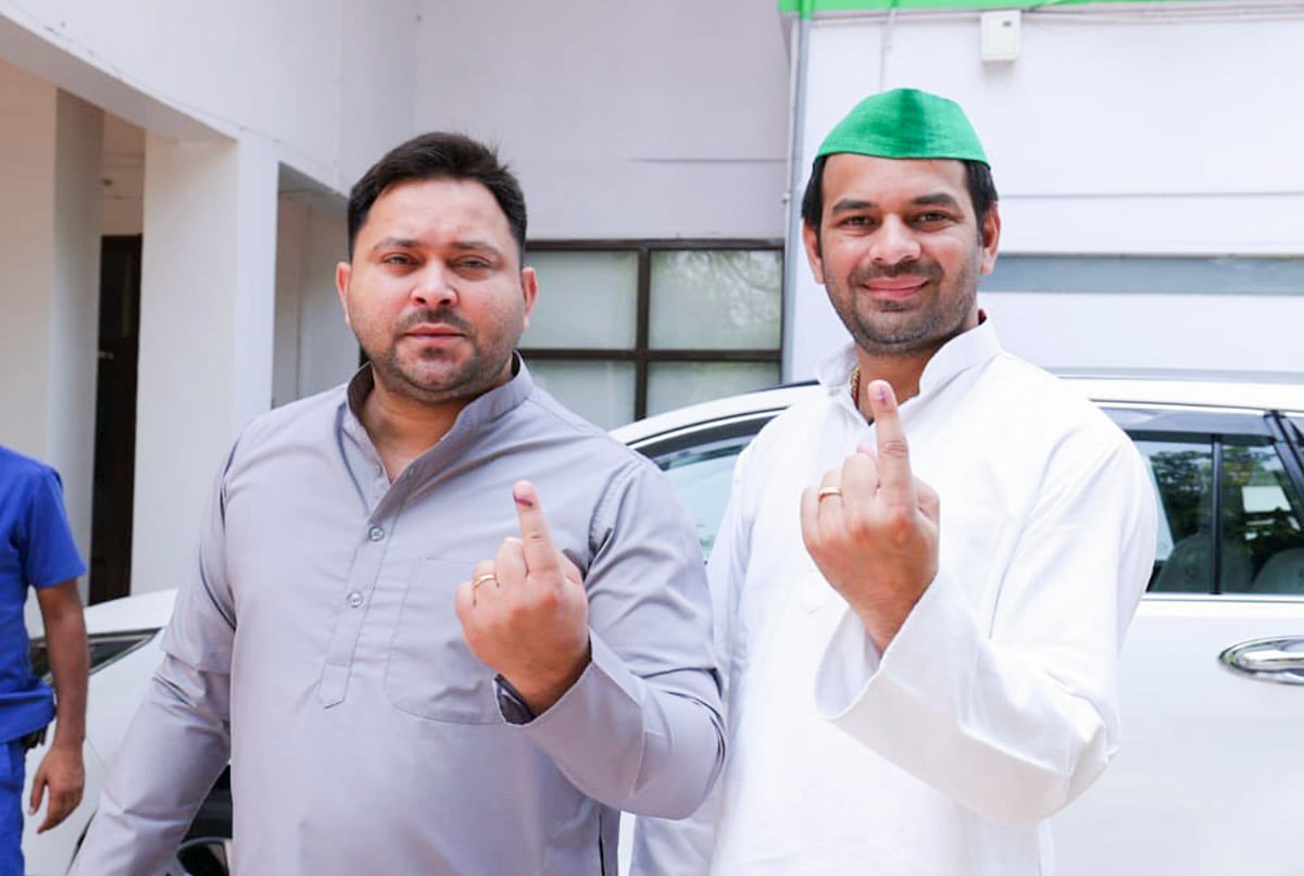 Tejashwi Yadav (left) with brother Tej Pratap Yadav (photo: PTI)