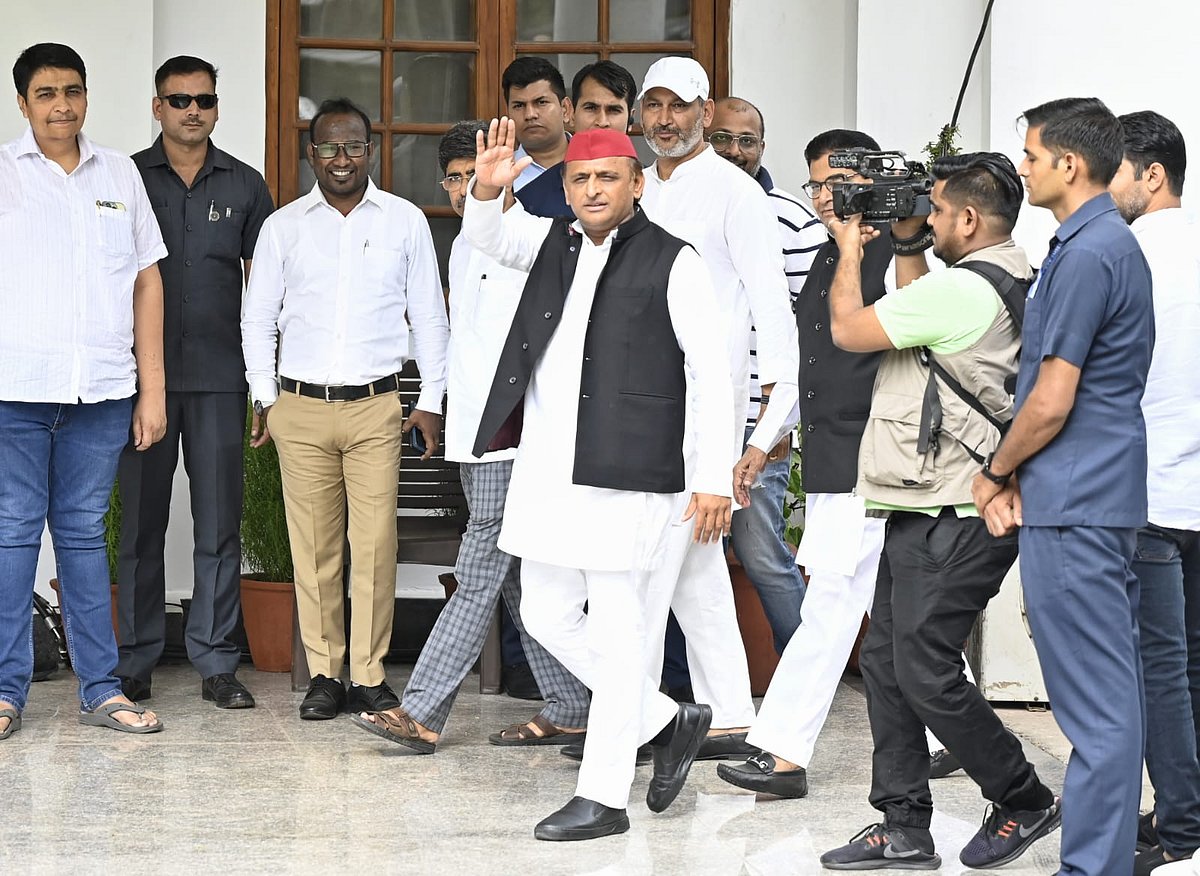 Samajwadi Party leader Akhilesh Yadav (red cap) arrives