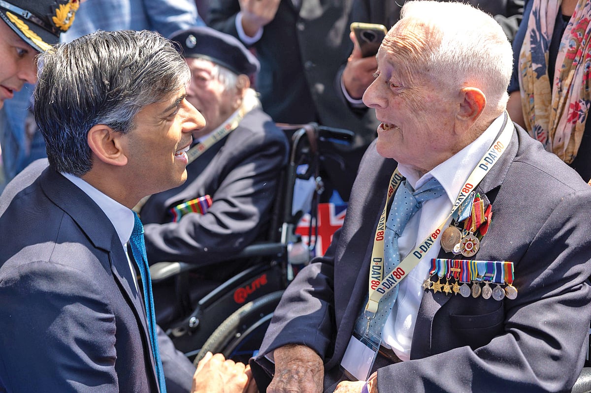 British Prime Minister Rishi Sunak with a WWII veteran on a D-Day commemoration event