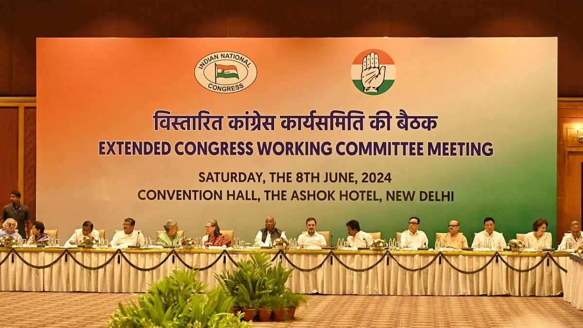 Congress leaders at the CWC meeting in New Delhi on 8 June (photo: Vipin/NH)