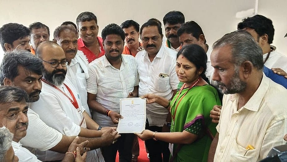 INC's Shreyas M. Patel gets his certificate to displace JD(S) MP Prajwal Revanna (photo: @udayakumarbr/X)