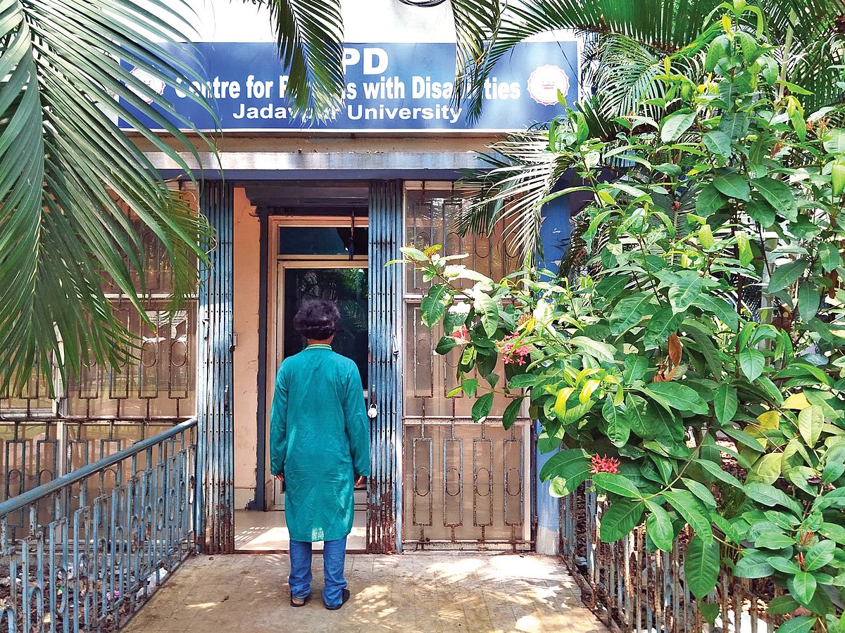 Bablu Kaibarta entering the Centre for Persons with Disabilities, Jadavpur University, Kolkata (photo: Prolay Mandal/PARI)