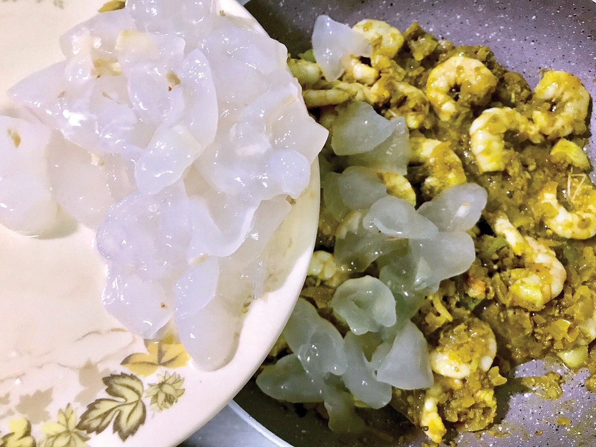 Cooking Eral Nongu, prawns with tadgola (ice apples)