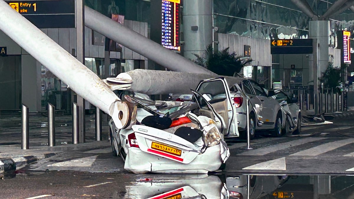 No loud noise when iron rods fell on cars: Eyewitnesses at Delhi airport