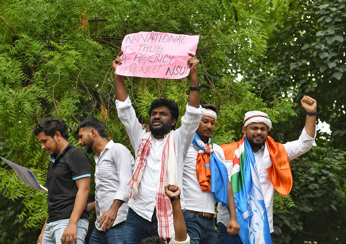 Students holding placards during the protest (photo: National Herald/Vipin)