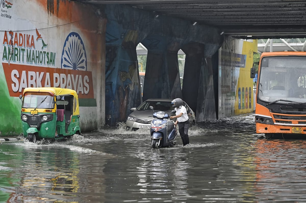 ITO Tilak Bridge area also saw flooding (photo: Vipin/National Herald)