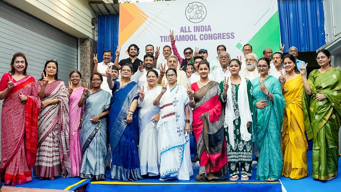 Mamata Banerjee (centre) with winning TMC MPs (photo: PTI) 