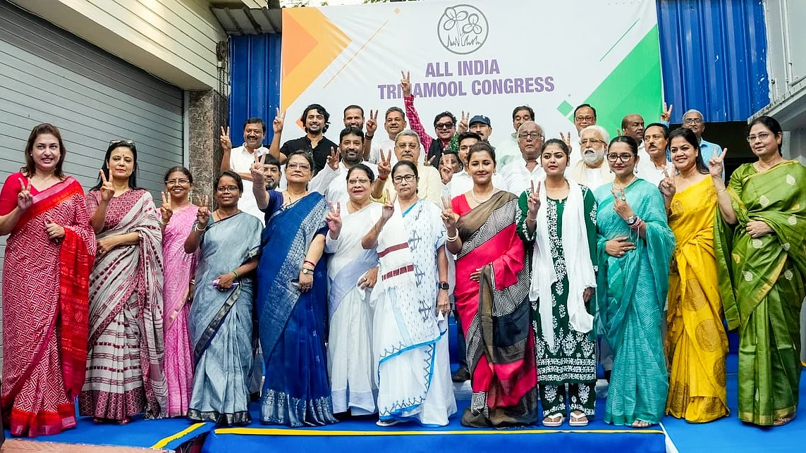 Mamata Banerjee (centre) with winning TMC MPs (photo: PTI)