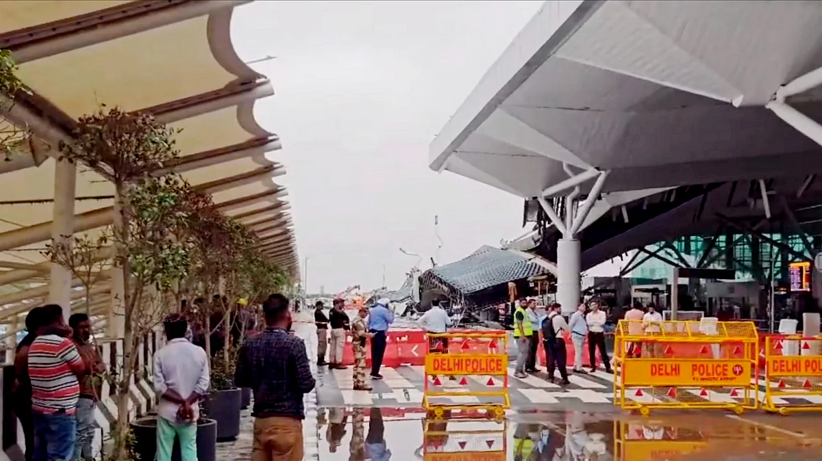 A portion of the Terminal-1 roof collapses on vehicles amid rain in Delhi (photo: PTI)