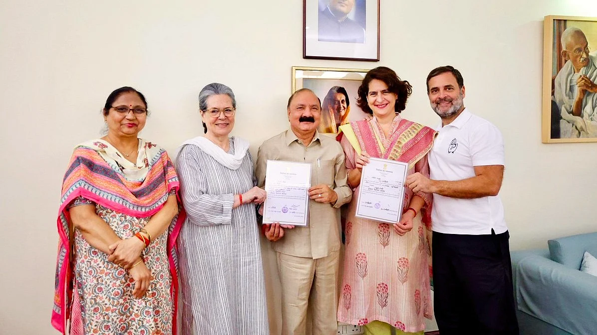Kishori Lal Sharma with Sonia, Priyanka & Rahul Gandhi (photo: @KLSharmaAmethi/X)
