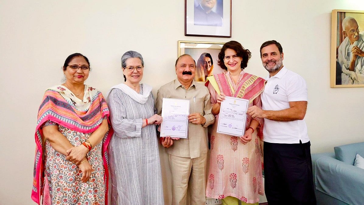 Kishori Lal Sharma with Sonia, Priyanka & Rahul Gandhi (photo: @KLSharmaAmethi/X)
