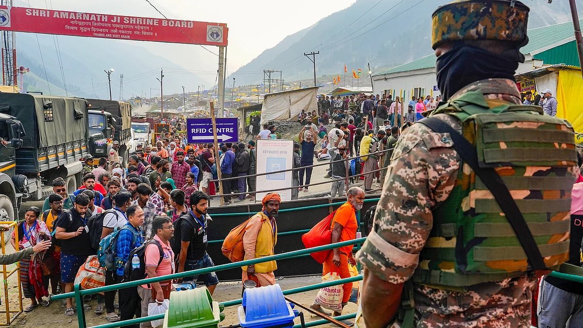 First batch of pilgrims for the Amarnath Yatra arrives amid tight security, at Baltal (photo: PTI)