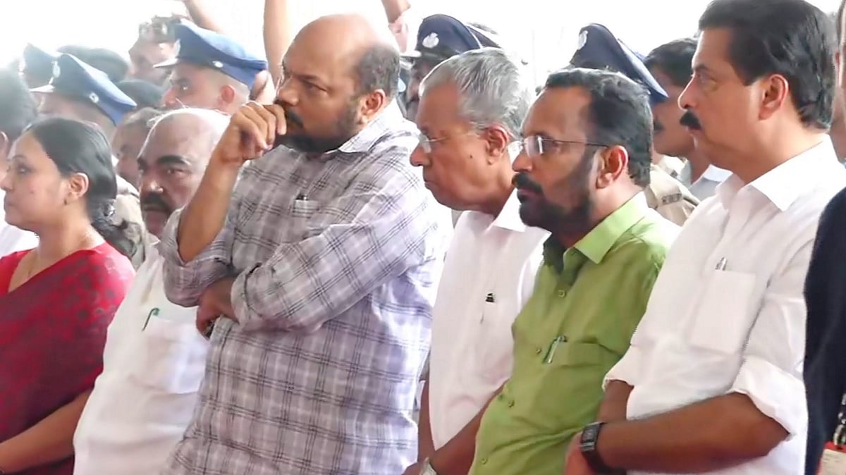 CM Pinarayi Vijayan with other political leaders in Kochi