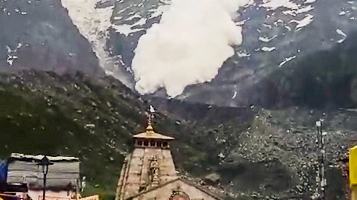 The avalanche was captured by devotees on their mobile phones (photo: PTI)