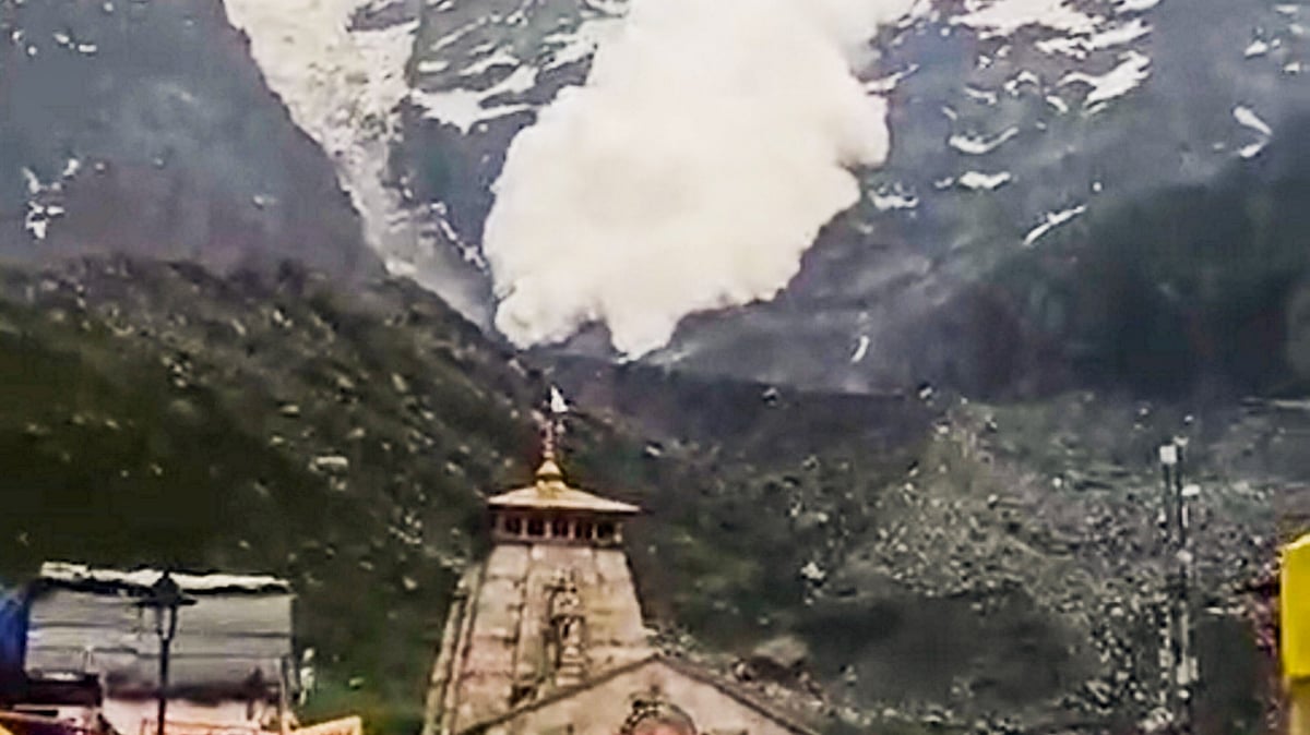 The avalanche was captured by devotees on their mobile phones (photo: PTI)